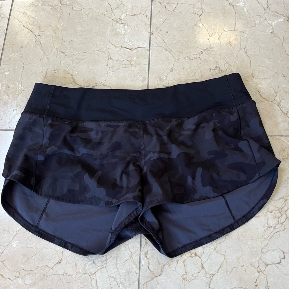 Lululemon black camo speed ups low rise 2.5in; size 8